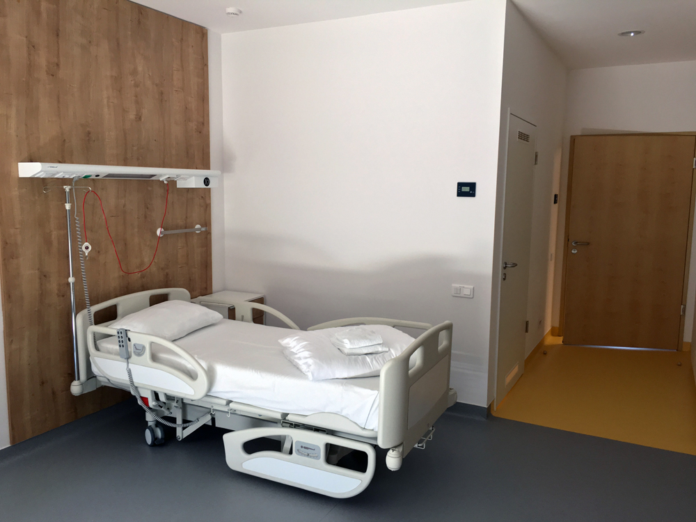 Polaris Medical - interior salon VIP: pat multifuncţional, acţionat electric, cu telecomandă